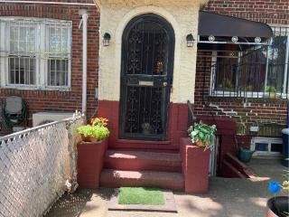 Property in Saint Albans, NY thumbnail 2