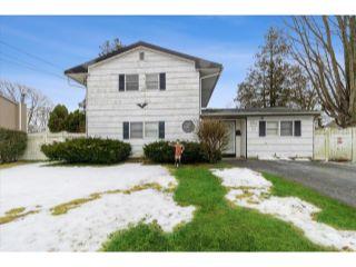 Property in Sayville, NY thumbnail 2