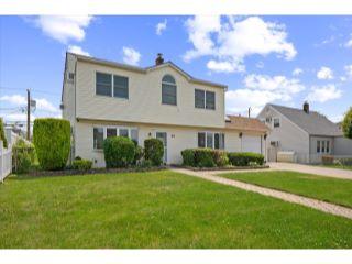 Property in Levittown, NY thumbnail 5