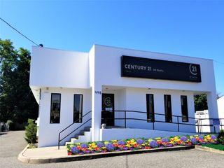 998 Middle Country Road office