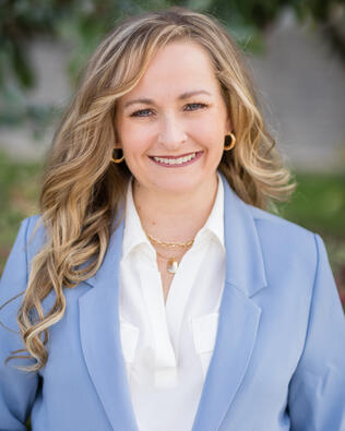 Headshot of Nicki Salyer