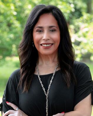 Headshot of Elva Rivera-Olsen