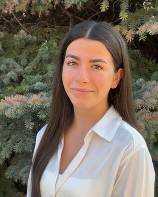 Headshot of Julia Balmus