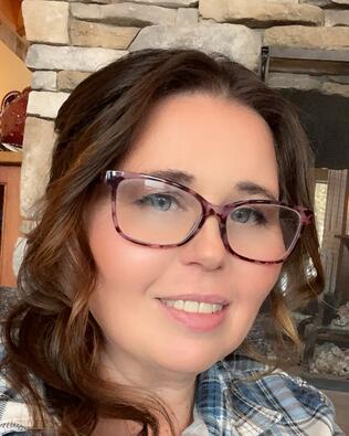Headshot of Lynn Traverse