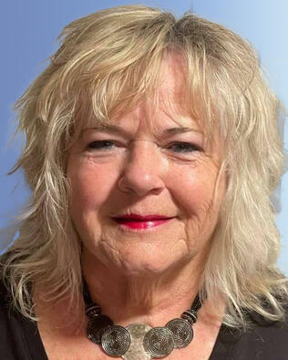 Headshot of Teri Hanson