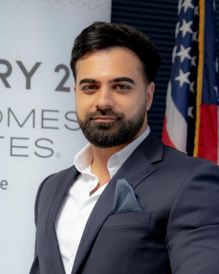 Headshot of Vugar Hasanov