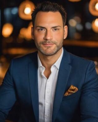 Headshot of Nicholas Wright