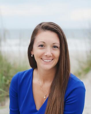 Headshot of Alyssa Holmes