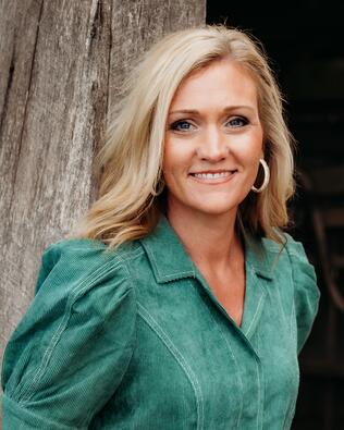 Headshot of Rebecca Grier