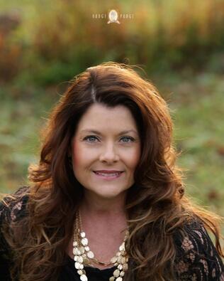 Headshot of Mindy Maddux