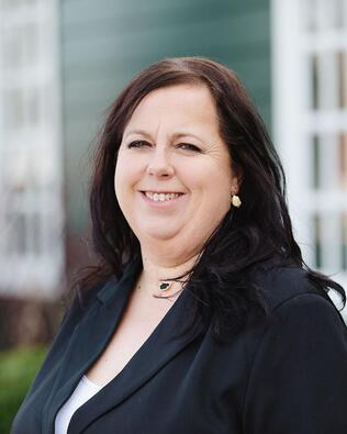 Headshot of Jennifer Amos