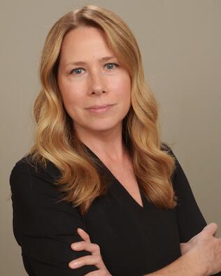 Headshot of Deanna Robbins
