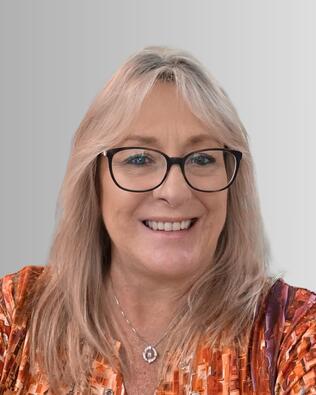 Headshot of Lynn Deserto