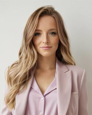 Headshot of Lara Jewell