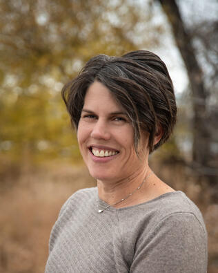 Headshot of Suzanne Dean