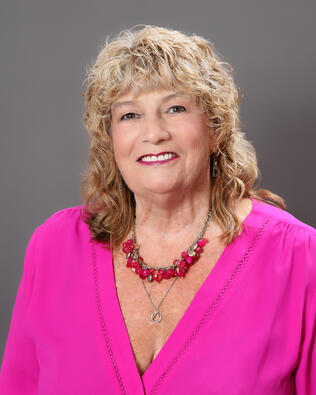 Headshot of Mariah Hochhauser