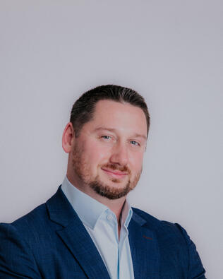 Headshot of Erik Schnaars