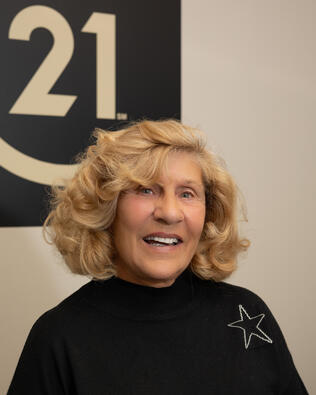 Headshot of Carolyn Mellander