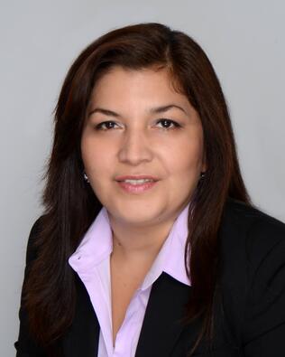 Headshot of Beatriz Davila