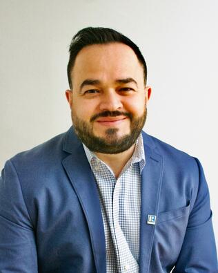 Headshot of Manrique Alvarenga
