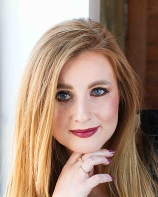 Headshot of Chelsea Groves