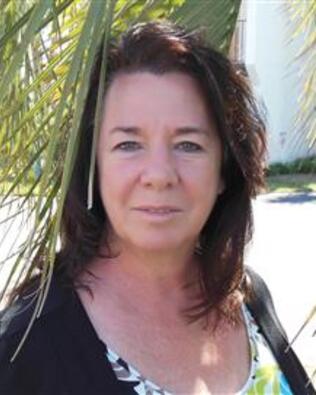 Headshot of Gwenda Halcomb