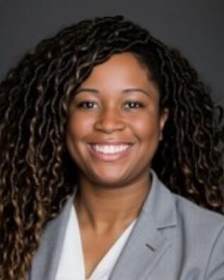 Headshot of Kendra August