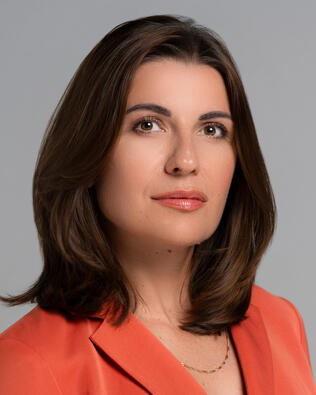 Headshot of Viktoria Barrett