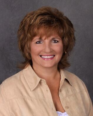 Headshot of Holly Kidd-Schmalz
