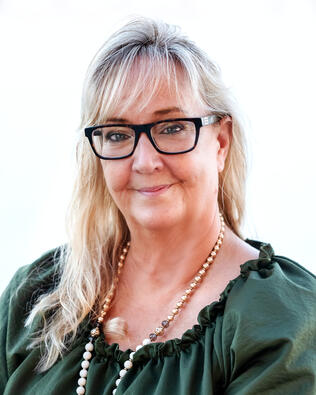 Headshot of Sandra Knutson