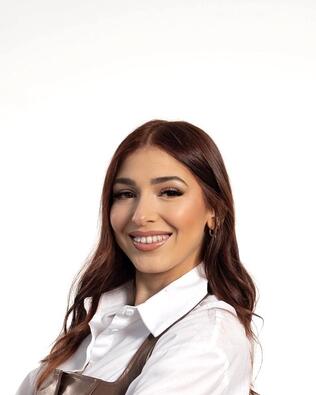Headshot of Thaiz Santos