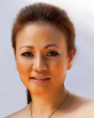 Headshot of Roxanne Villar