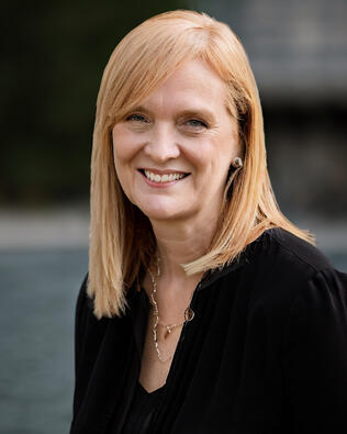 Headshot of Elizabeth Hughes