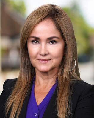 Headshot of Lorena Feldman