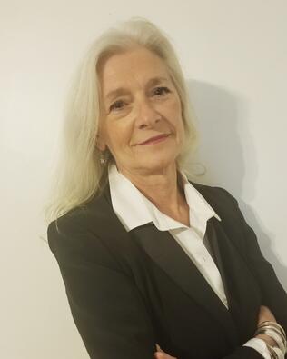 Headshot of Diane Strzelecki