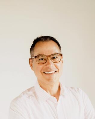 Headshot of Tom Stender-Custer