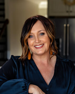 Headshot of Lorie Colloms