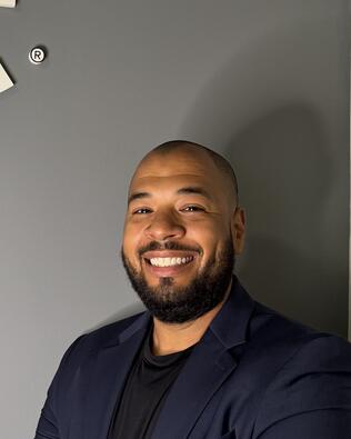 Headshot of Alexander Andujar