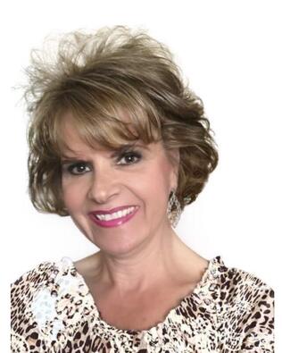 Headshot of Lisa Hodge