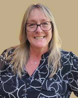 Headshot of Lynn Deserto