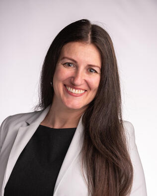 Headshot of Lorena Holmes