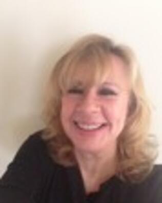 Headshot of Elizabeth Chmielewski