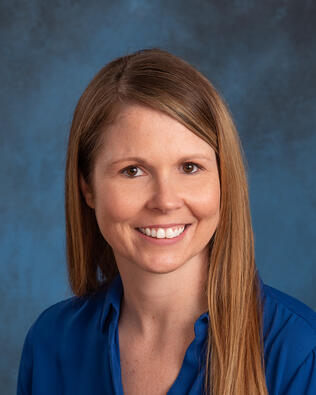 Headshot of Roxanne Fiechtner