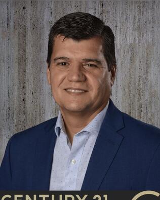 Headshot of Santiago Lopez