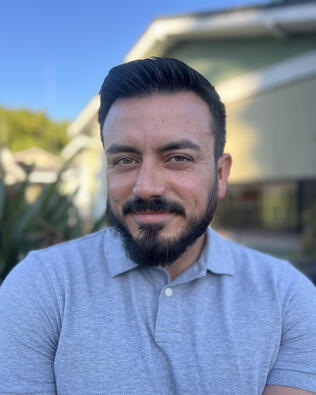 Headshot of Hugo Linares