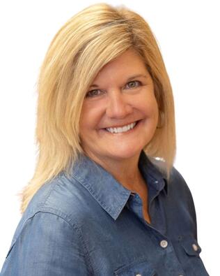 Headshot of Roxie Carter