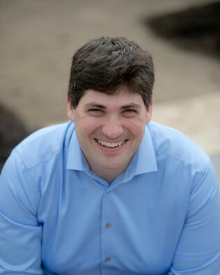 Headshot of Geoffrey Luxenberg
