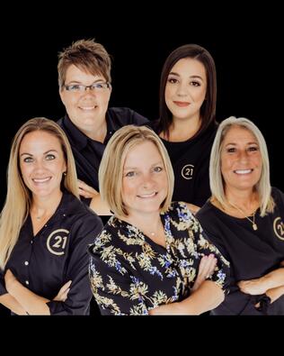 Headshot of Stacey Hennessey & Co.
