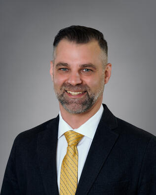 Headshot of Aaron Holmes