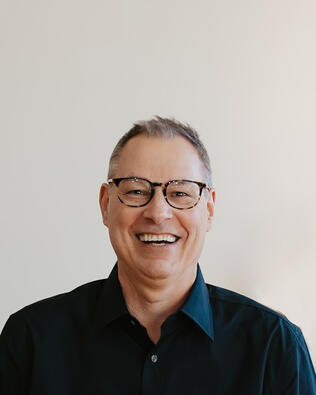 Headshot of Tom Stender-Custer